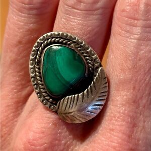 Vintage Native American Motif Silver & Malachite Ring – Leaf & Rope Design 8.5